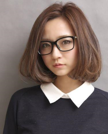 方脸戴眼镜适合什么发型 女生戴眼镜最适合的发型图片