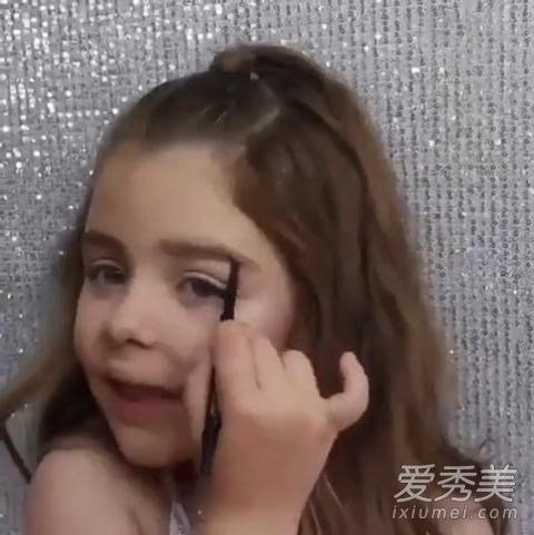6岁“小芈月”刘楚恬化妆照 萌翻网友！ 小萝莉化妆