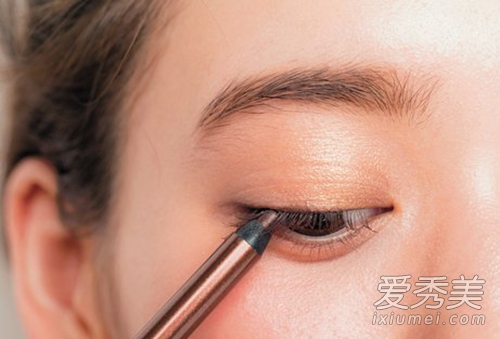 最IN“眼下腮红”让他怦然心动