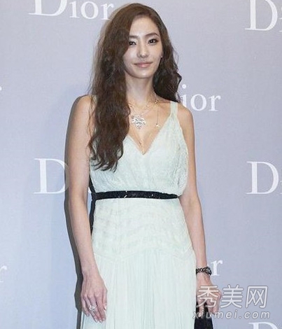 韩国女星韩彩英示范 韩式气质减龄发型