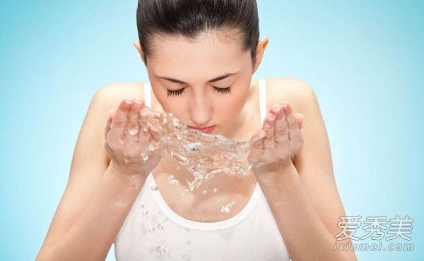 洗脸用力过度反而更脏 5种让皮肤越洗越差的错误习惯 洗脸的正确方法