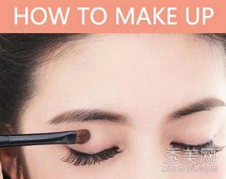 图解眼部化妆技巧 怎么化妆遮眼袋？