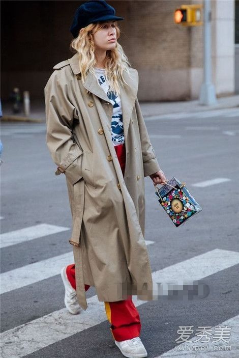 风衣和运动裤的搭配是最时尚的。