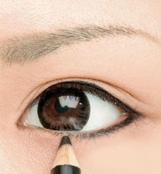 眼线的画法步骤图 眼线笔眼线膏怎么用？ 新手画眼线