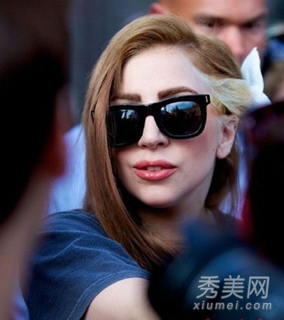 Gaga最新发型盘点 头戴白花颠覆造型
