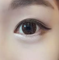 戴眼镜怎么化妆？再不学就残了 戴眼镜如何化妆