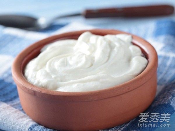 头发干枯断裂问题多？DIY7款食物发膜拯救它