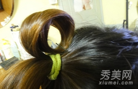 夏日最简单的DIY发型 韩式花苞头扎发教程