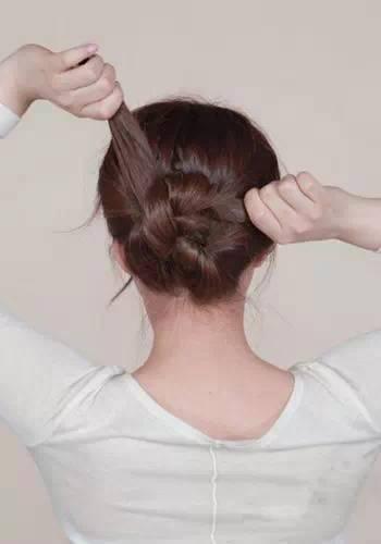 长发及腰折磨谁？3种盘发方法解放你的美背 简单盘发方法
