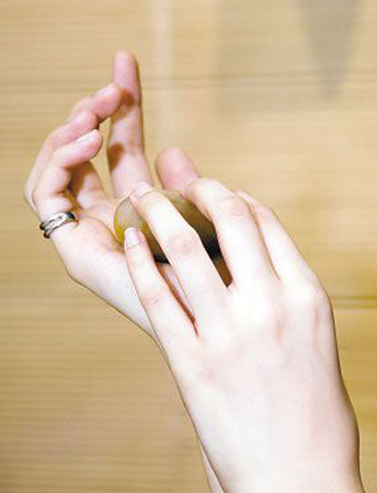 7个指甲护理小常识 防止指甲发黄染色 指甲护理常识