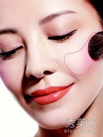 腮红画法：学凯特王妃 苹果肌瘦脸妆容