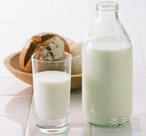 牛奶护肤功效：怎么用牛奶美白护肤？