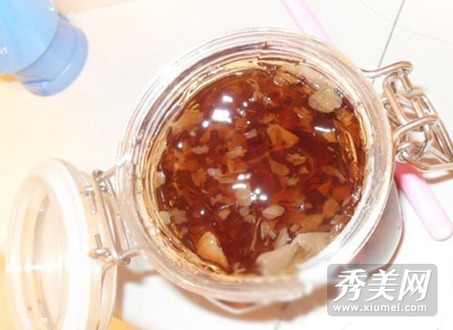 水嫩小萌女亲身示范面膜葵花宝典