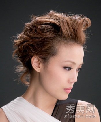 唐嫣阿娇示范 年末最流行的中卷发发型