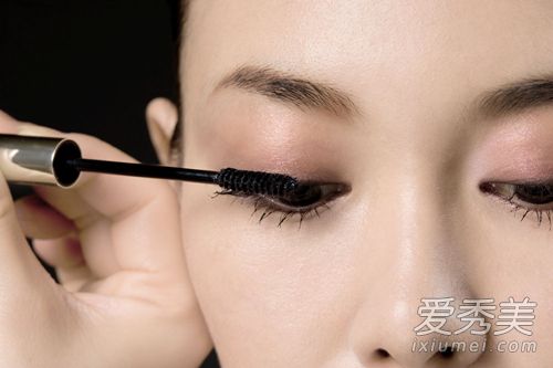 如何甄别化妆品 你为何越化越丑 化妆品的危害