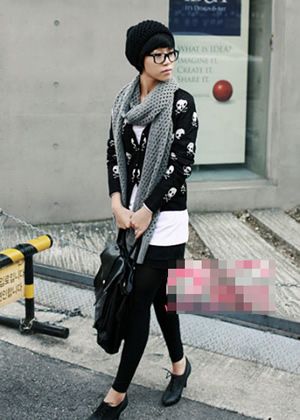 外套+t恤成为今秋的时尚女性