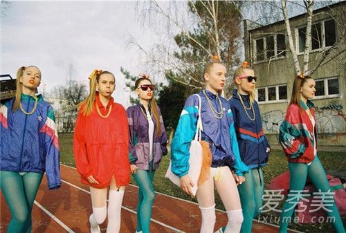 如何在持续火热的复古运动风格中穿着嘻哈运动套装