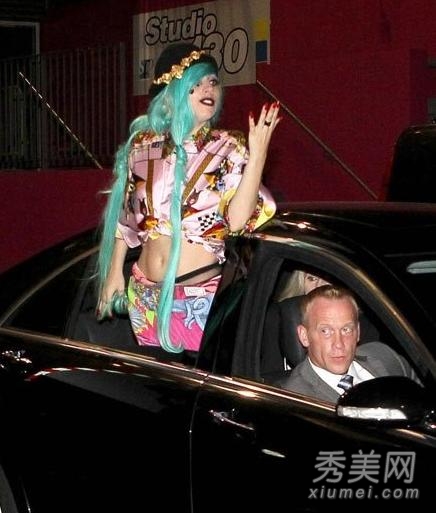 Lady Gaga爱上绿发后雷人造型