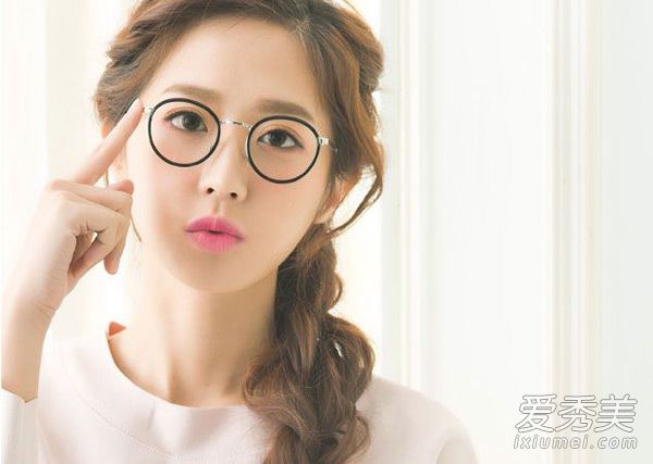 戴眼镜怎么化妆好看 美妆达人示范给你看 戴眼镜适合什么妆容
