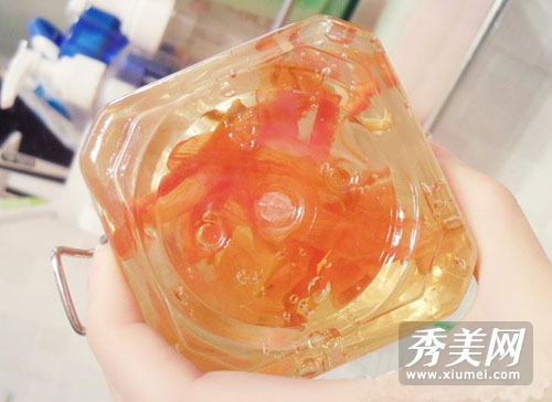水嫩小萌女亲身示范面膜葵花宝典