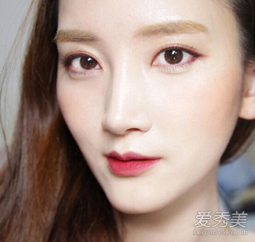 图解红唇妆画法：李小璐化错妆变“香肠嘴”