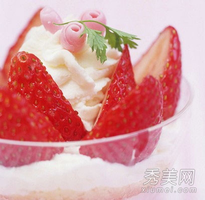 DIY草莓牛奶發膜 滋養水潤秀發
