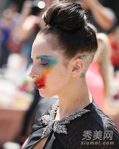 Lady Gaga“涂鸦妆”湿发造型似鬼魅
