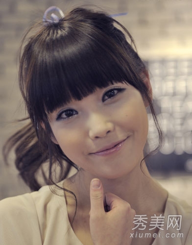 韩国萌系女星IU示范 巧用发型修饰圆脸