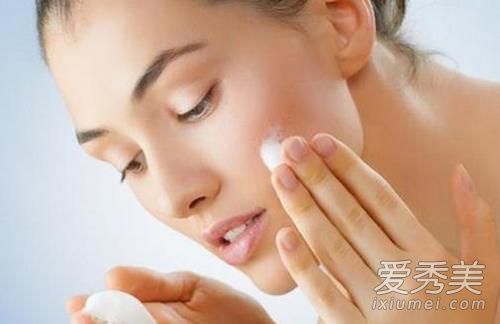 皮膚幹用什麼卸妝產品 幹性皮膚適合卸妝水嗎