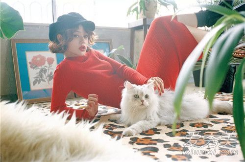 今年流行的法国女孩穿10套古色古香的秋装！