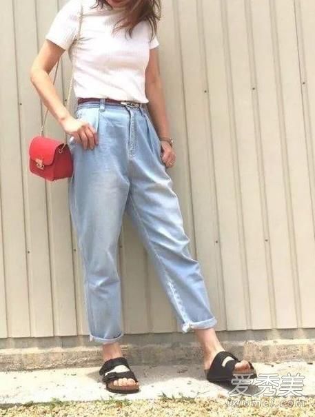 如何搭配好看的黑色凉鞋和什么衣服