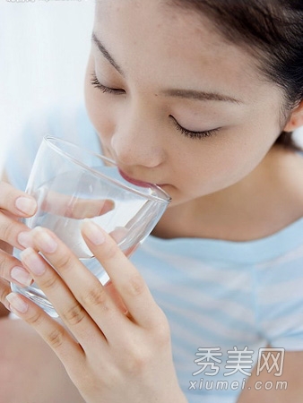 喝水也能祛斑 午后1杯水搞定9种病