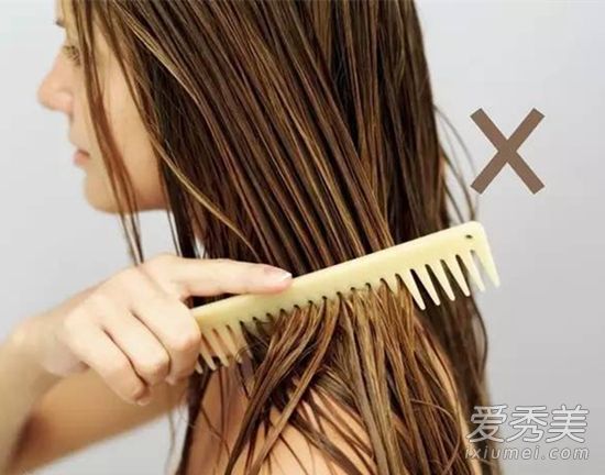 发质越来越差 50%是因为梳头方法不对？