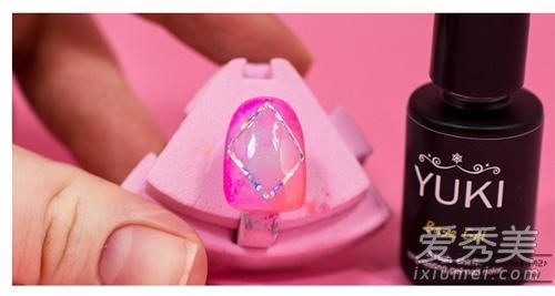 DIY粉色碎玻璃美甲 让你少女心爆棚 自制碎玻璃美甲