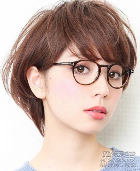 方脸戴眼镜适合什么发型 女生戴眼镜最适合的发型图片