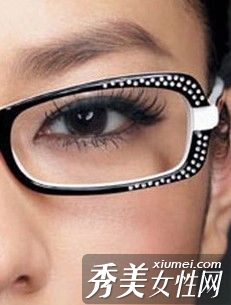 眼镜女电力十足 简单眼妆诀窍