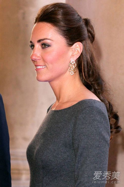 半扎丸子头方法图解 凯特王妃都爱它！半扎头发的方法图解