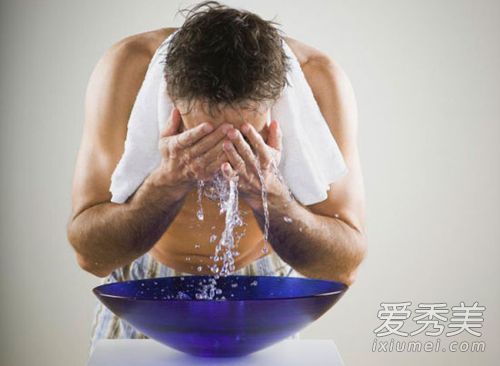 冬天洗脸加点巧 细纹减少白嫩一年 洗脸的正确方法