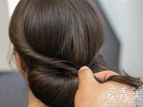 凯特王妃同款盘发扎法 6步轻松打造