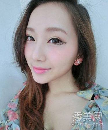 美女示范韩式化妆技巧 做个优雅女人