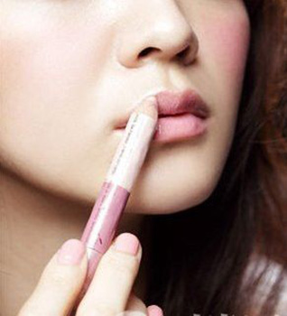 日剧中最火的“蜜桃唇妆”化妆步骤 蜜桃唇妆的画法