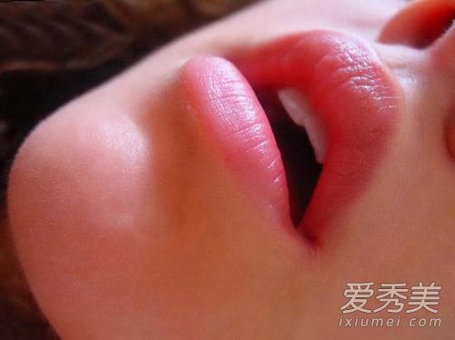 不能放过嘴巴！ 去角质要全面到嘴唇 去角质的步骤