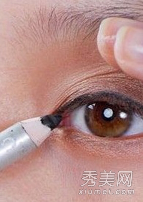 眼线画法：大眼妆容必学 内眼线化妆教程