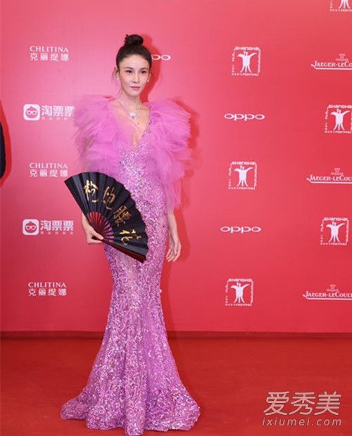 上海电影节开幕红毯 杨幂宋茜发型PK谁更美