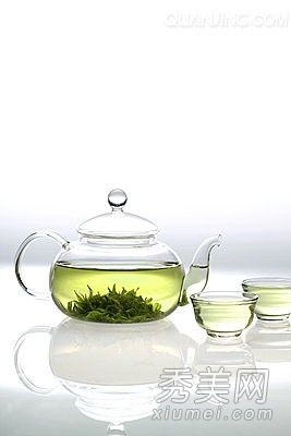 喝鲜嫩绿茶对滋润皮肤 也可防辐射