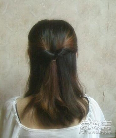 淑女必学中长发扎法 花朵发饰点亮春季