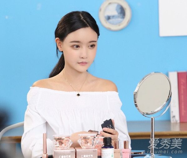网红美女韩安冉卸妆模样太吓人 痘痘满脸！ 网红素颜照