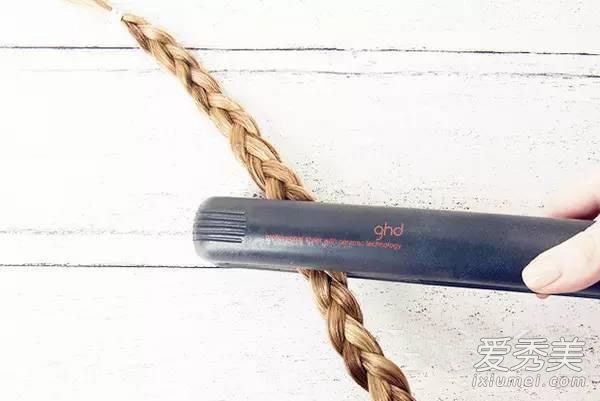 短发、自来卷 不同发质怎么挑选适合自己的直板夹 直板夹怎么用