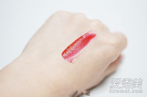 阿玛尼400唇釉和口红有什么区别 阿玛尼小胖丁400适合黄皮吗