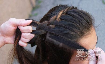 无刘海编发丸子头 9步轻松GET！ 编发丸子头的扎法
